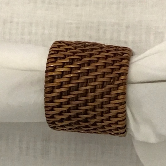 White linen napkins & wicker napkin rings - Picture 5 of 6